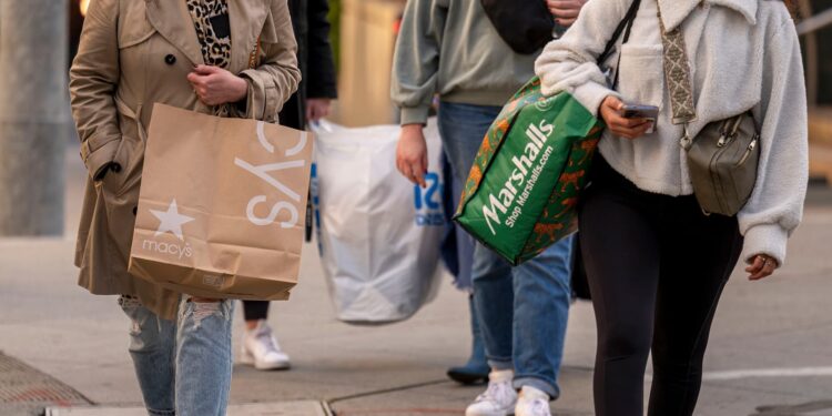 El sentimiento del consumidor se cae en marzo a los más bajos desde 2022 mientras los aranceles de Trump desigan más inflaciones.