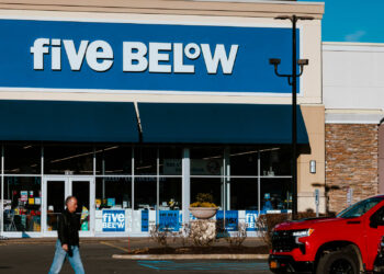 Acciones que hacen los movimientos más grandes Premarket: Five, MCHP, Pra