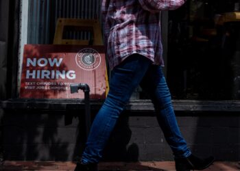 La tasa de desempleo en febrero cae para hombres negros, pero se eleva para mujeres hispanas