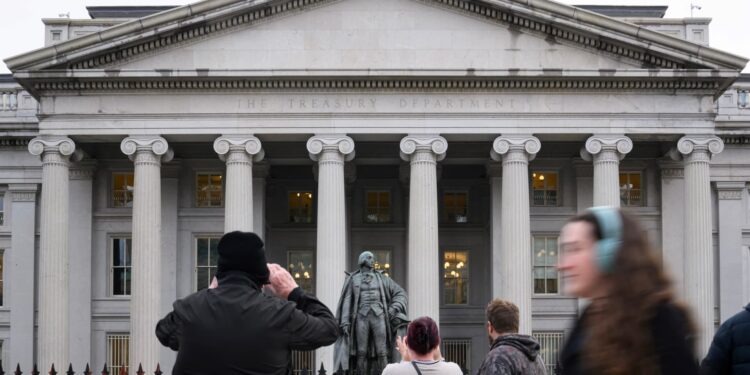El Departamento del Tesoro está listo para despedir un número de empleados “sustanciales”, dice el funcionario