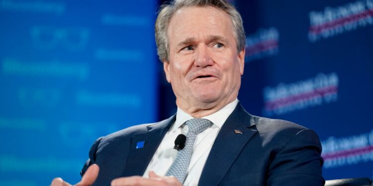 El CEO de Bank of America dice que el crecimiento económico es “mejor de lo que la gente piensa” y la Fed debería permanecer en espera