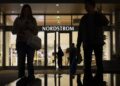 La confianza del consumidor en el lugar donde se dirige la economía alcanza la baja de 12 años