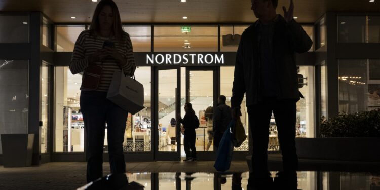 La confianza del consumidor en el lugar donde se dirige la economía alcanza la baja de 12 años