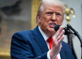 Trump dice que la Fed debería reducir las tasas para aliviar la transición de la economía a sus aranceles.