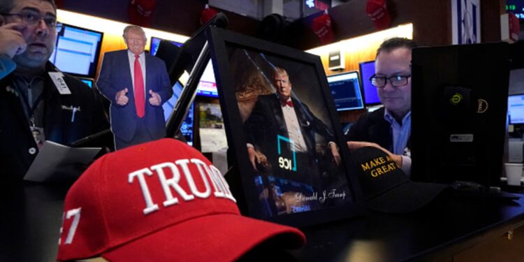 La estanflación teme que se arremoline a medida que los aranceles de Trump surtan efecto y la economía se ralentiza