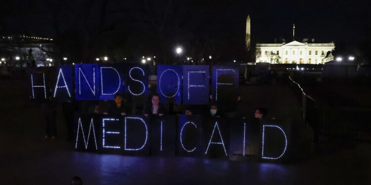 Cómo los requisitos de trabajo pueden reducir el acceso a Medicaid