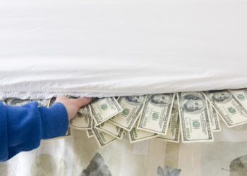He aquí por qué es arriesgado ocultar efectivo en casa