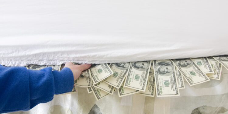 He aquí por qué es arriesgado ocultar efectivo en casa