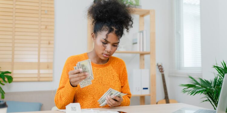 Los hogares de EE. UU. Se están quedando sin fondos de emergencia a medida que se agota el efectivo pandémico, la inflación le da factura