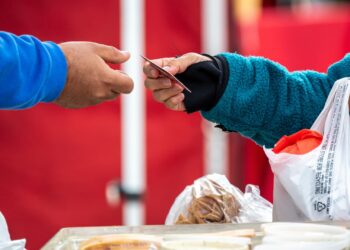 El sentimiento del consumidor empeora a medida que crecen los miedos de inflación, muestra la encuesta de la Universidad de Michigan