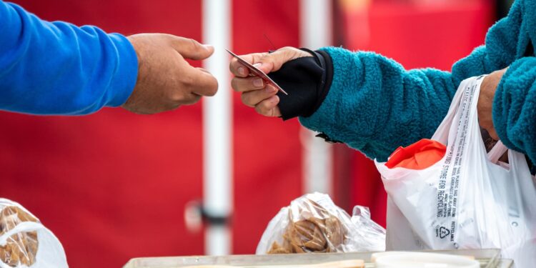 El sentimiento del consumidor empeora a medida que crecen los miedos de inflación, muestra la encuesta de la Universidad de Michigan