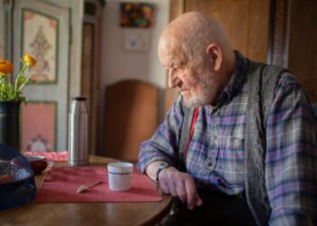 El riesgo de salud amenazante: soledad en padres mayores