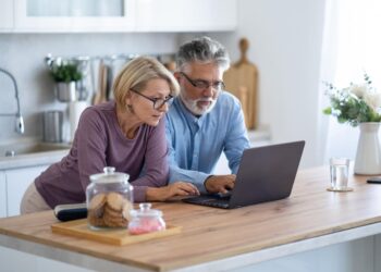 Antes de hacer un retiro temprano de su cuenta de jubilación, esto es lo que necesita saber