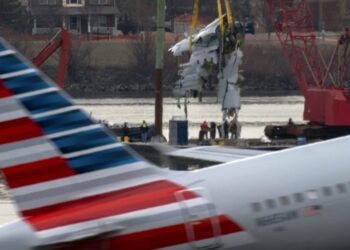 FAA restringiendo las operaciones de helicópteros no esenciales alrededor de Reagan National después de un accidente mortal