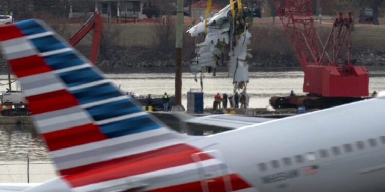 FAA restringiendo las operaciones de helicópteros no esenciales alrededor de Reagan National después de un accidente mortal