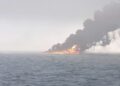 El barco de carga golpea un camión cisterna en un choque ardiente en Inglaterra