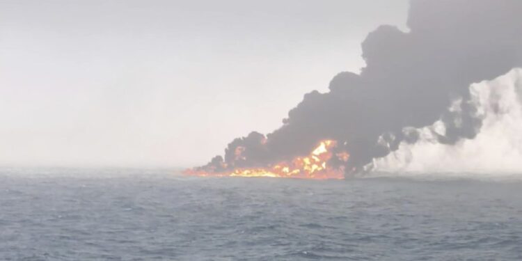 El barco de carga golpea un camión cisterna en un choque ardiente en Inglaterra