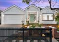 El entretenimiento toma el centro del escenario en Custom Family Home en Newtown