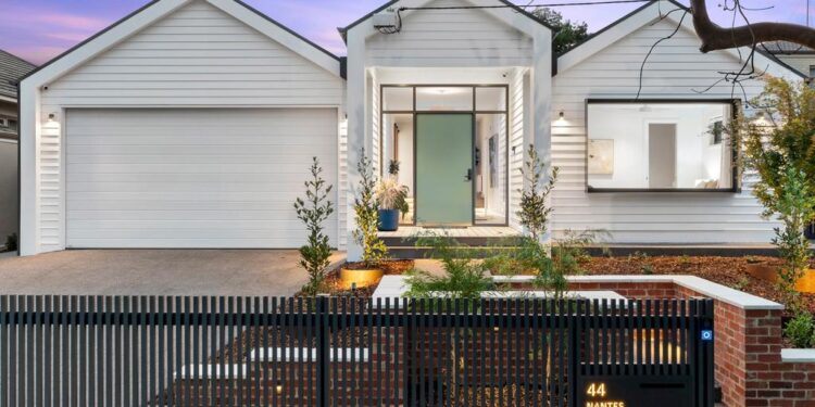 El entretenimiento toma el centro del escenario en Custom Family Home en Newtown
