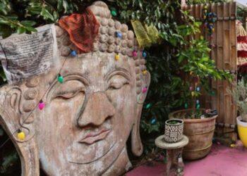 Ocean Grove: Obtenga fiebre tropical en una casa creativa y colorida con un escape al aire libre de estilo Bali