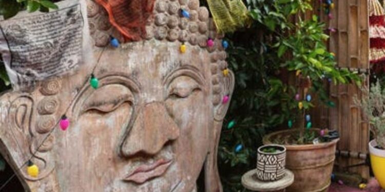 Ocean Grove: Obtenga fiebre tropical en una casa creativa y colorida con un escape al aire libre de estilo Bali