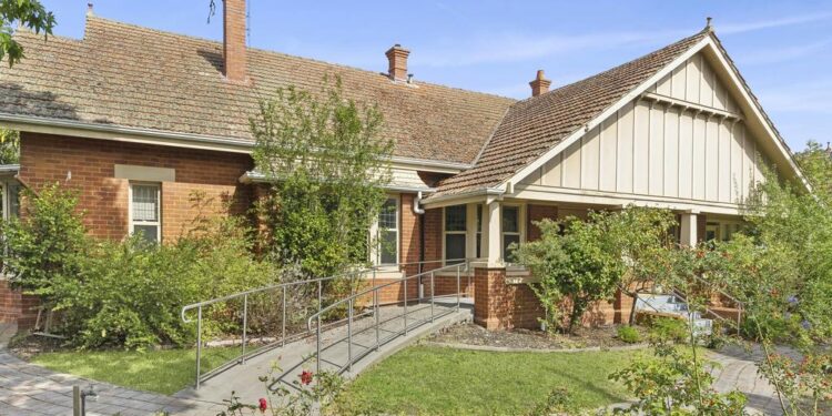 Nuevos propietarios para arriesgar con la casa de referencia Newtown Home