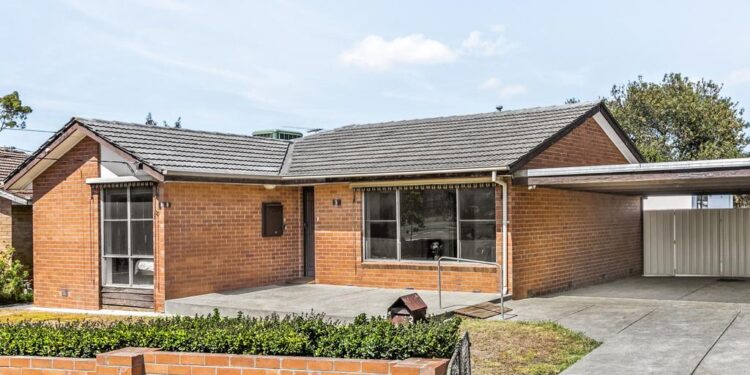 18 años de jóvenes sobre su primera casa en el norte de Melbourne bajo el martillo