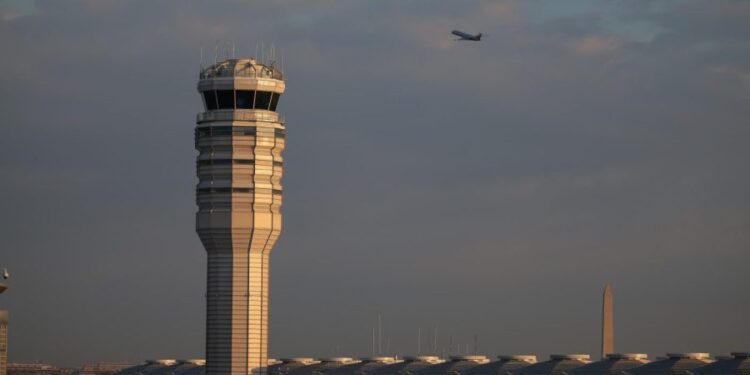 La FAA investiga múltiples advertencias de colisión falsas en vuelos que se acercan al aeropuerto de DC