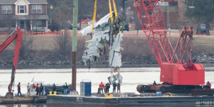 Los demócratas de la casa piden al Pentágono para reducir el tráfico aéreo cerca de DCA después de un accidente fatal