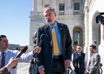El presidente de Freedom Caucus, insta a los líderes del Partido Republicano a retrasar el proyecto de ley que evita los recortes del presupuesto de DC