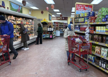 La confianza del consumidor se dobla a medida que las políticas de Trump reviven las preocupaciones de la inflación