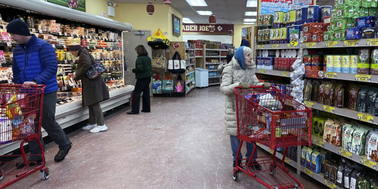 La confianza del consumidor se dobla a medida que las políticas de Trump reviven las preocupaciones de la inflación