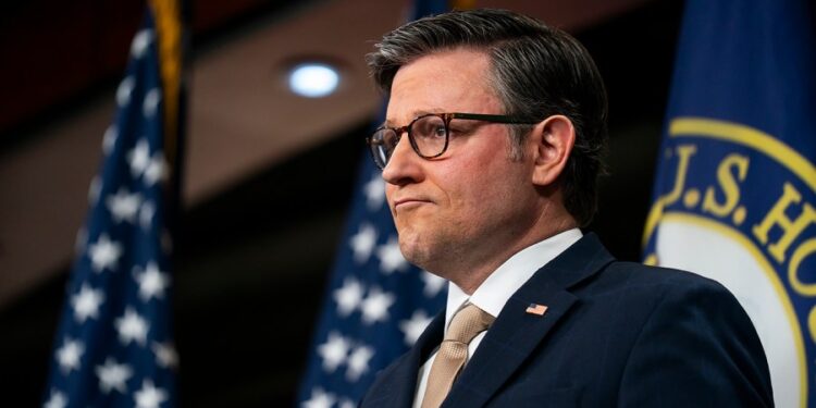 Johnson dice que el Congreso investigará los ataques contra los propietarios de Tesla, vehículos