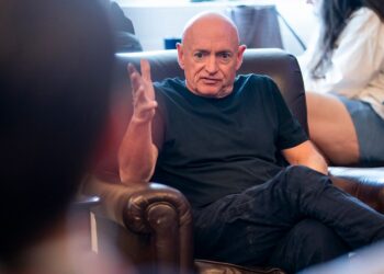 Mark Kelly promociona un nuevo SUV después de decir que estaba abandonando a Tesla