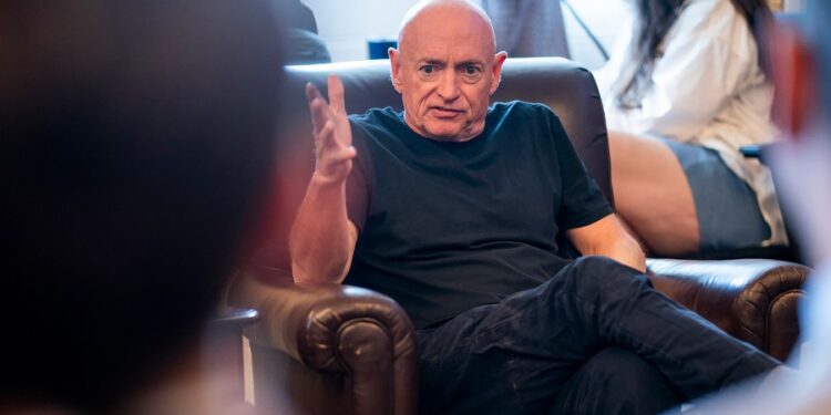 Mark Kelly promociona un nuevo SUV después de decir que estaba abandonando a Tesla