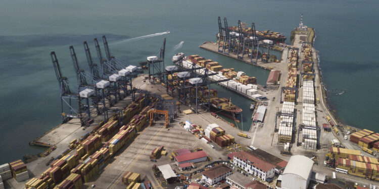 La compañía de Hong Kong dice que venderá los puertos del Canal de Panamá al Grupo de Inversión de los Estados Unidos, después de los ataques de Trump