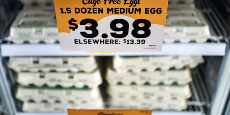 Las convulsiones de huevos en los bordes estadounidenses se disparan, mientras que la tasa de fentanilo cae: NPR