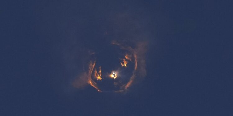 SpaceX pierde contacto con la nave espacial durante el vuelo de prueba de nave de naves de nave