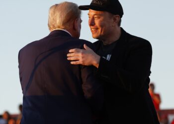 Tesla, dirigida por Elon Musk, advierte sobre las represalias de exportación debido a los nuevos aranceles de Trump: NPR