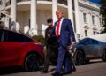 Trump compra un Tesla de Elon Musk en la Casa Blanca: NPR