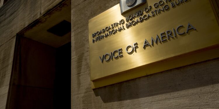 Voice of America La investigación de sesgo provoca preocupaciones sobre la intromisión política: NPR