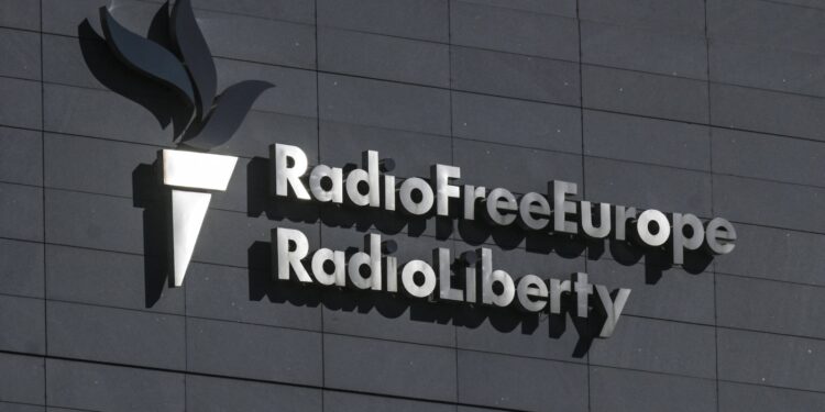 Radio Free Europe demanda a la administración Trump sobre subvención cancelada: NPR