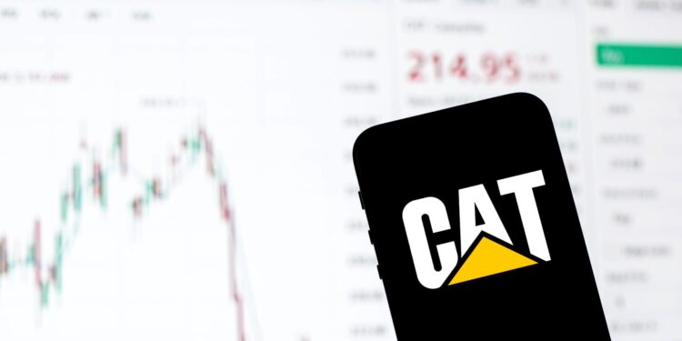 Existencias que hacen los movimientos más grandes del mediodía: PLTR, CAT, AAPL JPM