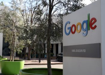 Las existencias que hacen los movimientos más grandes del mediodía: Lly, Googl, HTZ, UNH