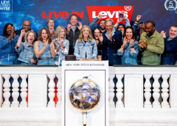 Acciones que realizan los movimientos más grandes Premarket: Levi, UNH, MRVL, AVGO