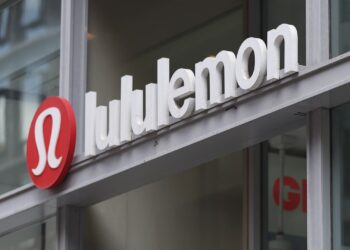 Las existencias que hacen los movimientos más grandes del mediodía: Lululemon, Nike, Tesla, Nvidia y más