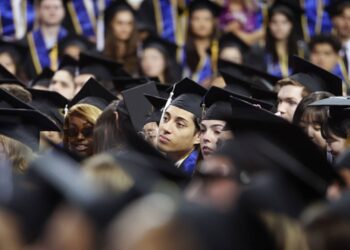 La universidad todavía vale la pena la inversión para la mayoría de los estudiantes.