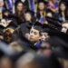 La universidad todavía vale la pena la inversión para la mayoría de los estudiantes.