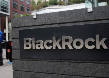 Las existencias que hacen los movimientos más grandes del mediodía: Frontier Group, JPMorgan, Apple, Stellantis, BlackRock y más