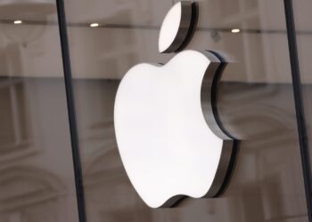 Existencias que realizan los movimientos más grandes del mediodía: AAPL, HUM, WFC